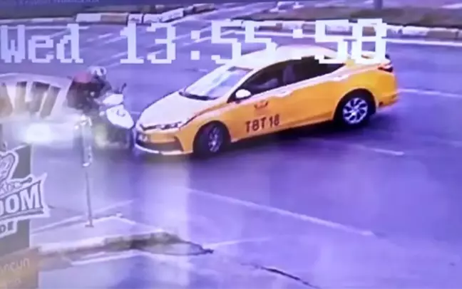 Kırmızı ışıkta geçen ticari taksi, motosikletli ile böyle çarpıştı: 1 yaralı