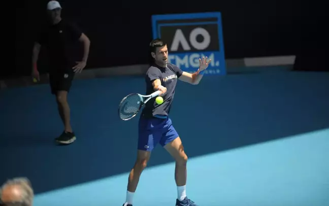 Djokovic, Avustralya vizesinin iptali sonrasında ilk kez basın önünde çalıştı