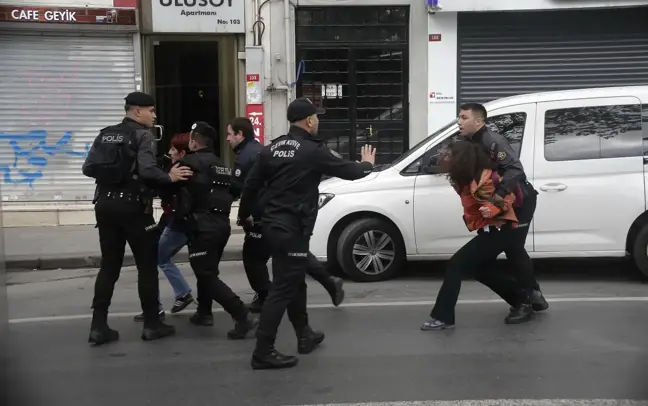 Yine 1 Mayıs yine aynı görüntüler! Taksim'e çıkmak isteyenlere gözaltı