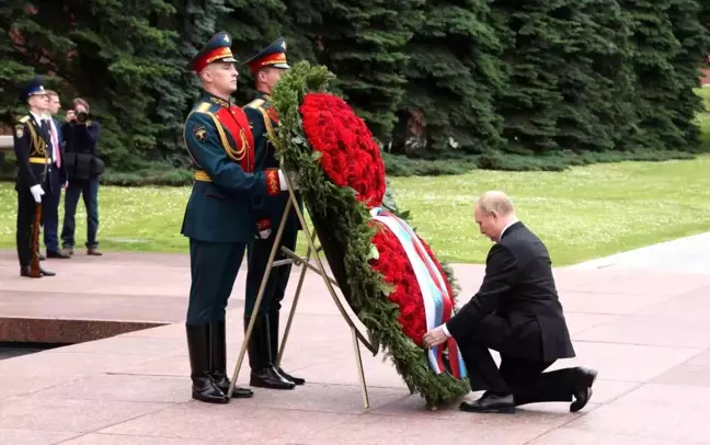 Son dakika haberleri! Putin, Meçhul Asker Anıtı'na çelenk bıraktıİkinci Dünya Savaşı kurbanları anıldı