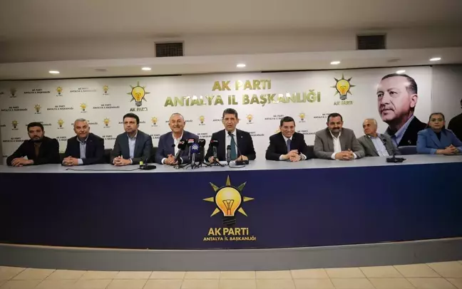Antalya'da AK Parti'ye Katılanlara Rozet Takma Töreni Düzenlendi
