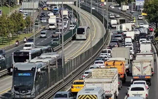 Bakırköy'de Kamyonet Kaza Yaptı, Trafik Kilitlendi