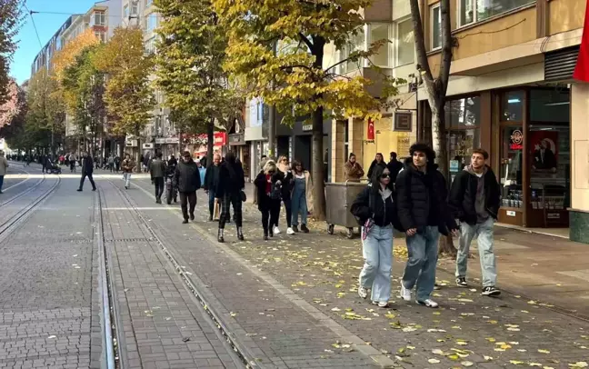 Eskişehir'de Güneşli Havada Kalabalıklar Sokaklarda