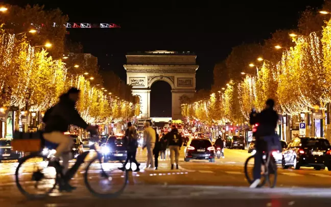 Paris'te Noel Işıklandırma Töreni Yapıldı