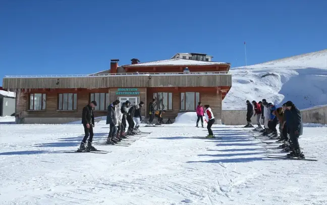 Hakkari'de Gençlik Kampı: Öğrenciler Kayak Eğitimi Alıyor