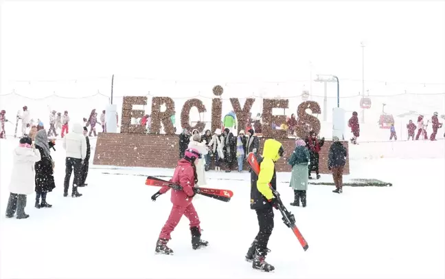 Erciyes Kış Sporları Merkezi Yabancı Turistlerle Dolu