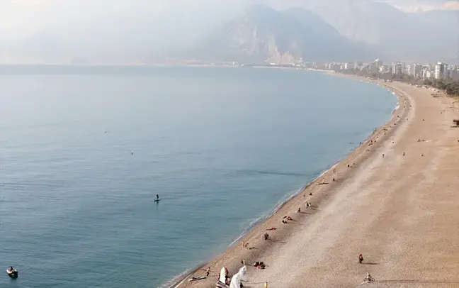 Antalya'da Güneşli Havada Deniz Keyfi