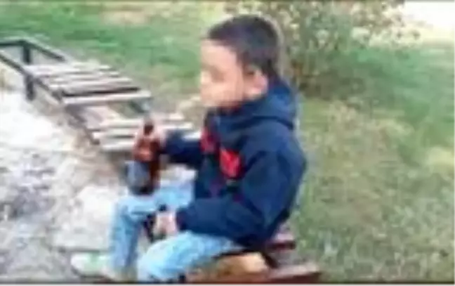 Son dakika: Küçük çocuğa sigara içirip, elinde içki şişesiyle görüntülerini çeken 3 şüpheli gözaltına alındı