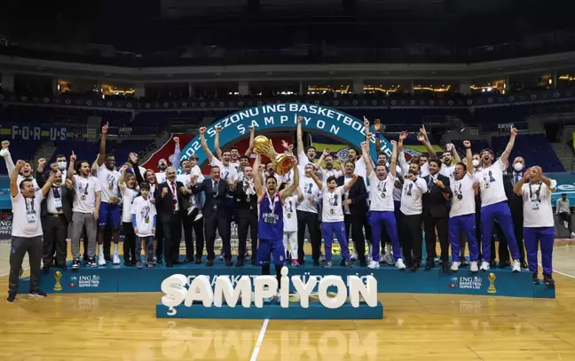 Basketbol Süper Ligi'nde şampiyon Anadolu Efes, kupasını aldı