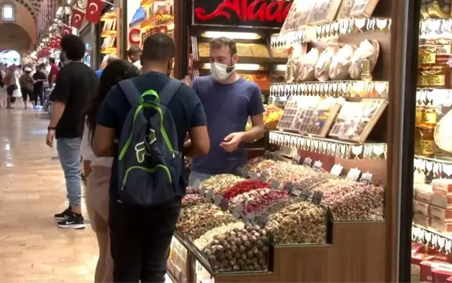 Eminönü'nde bayram alışverişi yoğunluğu yaşanıyor