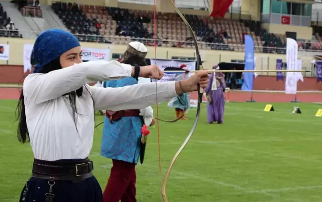 Erzincan'da düzenlenen Geleneksel Okçuluk Türkiye Şampiyonası renkli görüntülere sahne oldu