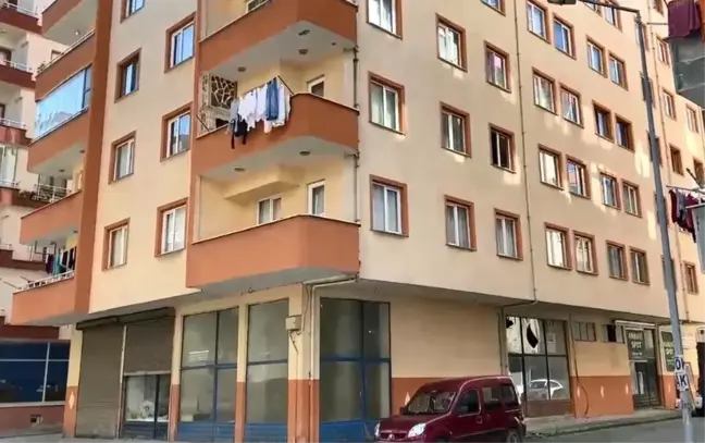 Arhavi'de Balkondan Düşen Genç Kız Yaşamını Yitirdi