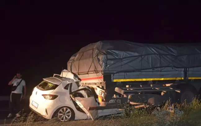 Amasya'da tıra çarpan otomobilde 5 kişi yaralandı