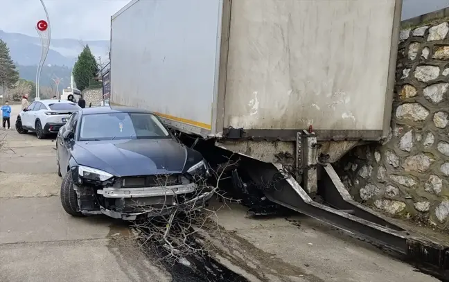 Karabük'te Kamyon Römorku Park Halindeki Otomobillere Çarptı