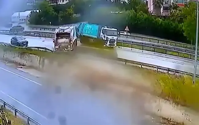 Büyükçekmece'de Yağmur Kazası: Kamyon ve Çöp Kamyonları Bariyerlere Çarptı
