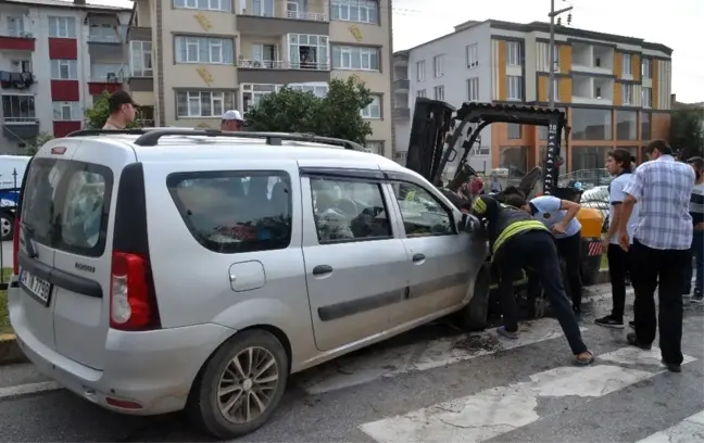 Hafif ticari araç ile forklift çarpıştı: 5 yaralı
