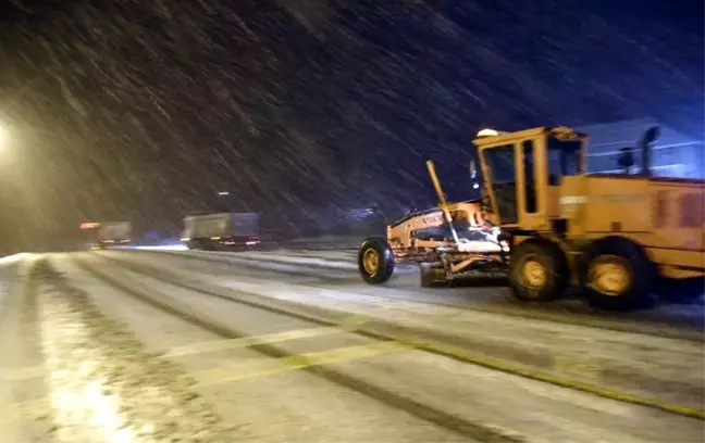 Kop Dağı Geçidi'nde ulaşıma kar engeli