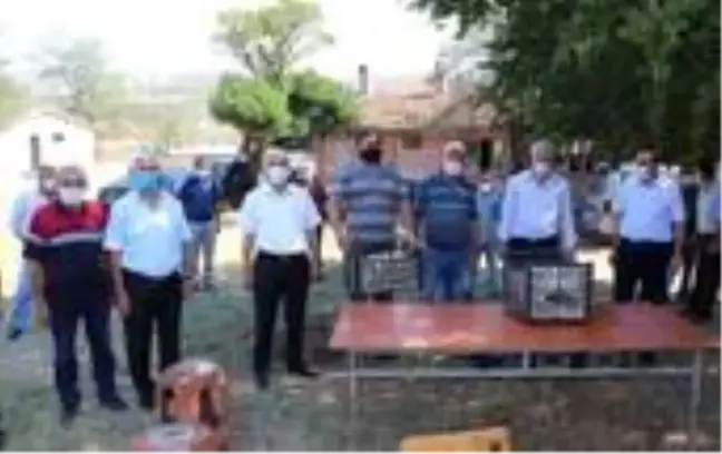 Tavşanlı'da 34 çiftçiye bin 380 kilo baş sarımsak dağıtıldı