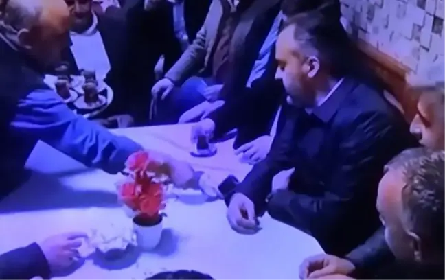 Pandemide kapanan şakacı kıraathane kapılarını açtı