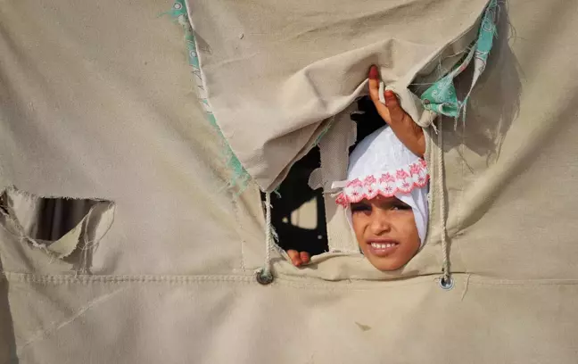 Yemen'de çatışmalar nedeniyle okulları yıkılan öğrenciler çadırlarda eğitim görüyor