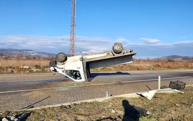 Sarıgöl'de kamyonet takla attı: 2 yaralı