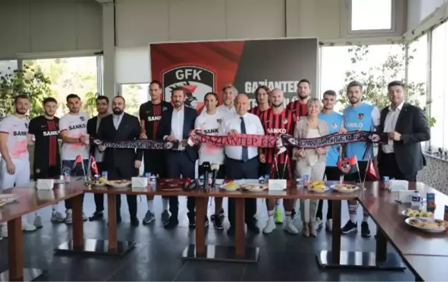 Son dakika haberleri... SPOR Gaziantep FK'da 10 yeni transfer için imza töreni düzenlendi