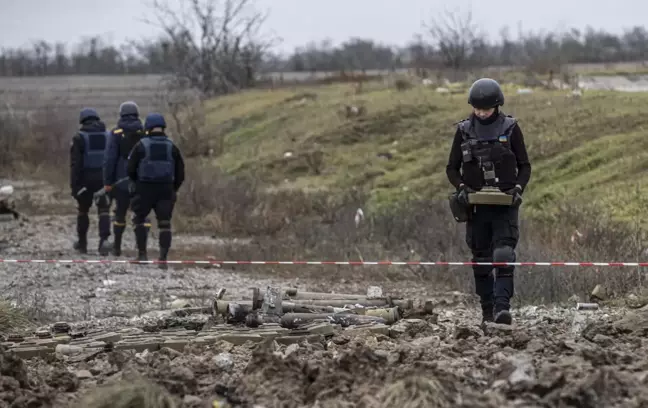 Ukrayna'da Rus güçlerinin çekildiği Herson bölgesinde mayın temizleme çalışmaları sürüyor