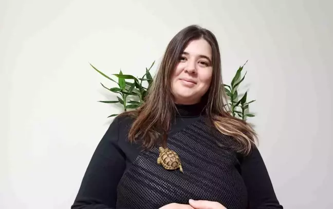 Kahramanmaraş'ta bir kadın, yol kenarında bulduğu kaplumbağaya çocuğu gibi bakıyor