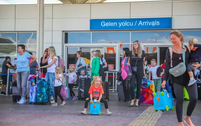 Antalya'da Kaçak Turist Rehberliği Yapan Yabancılar