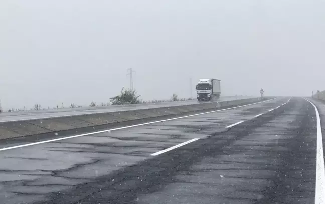 Ardahan-Kars Kara Yolunda Sis ve Kar Yağışı Sürücüleri Zorladı