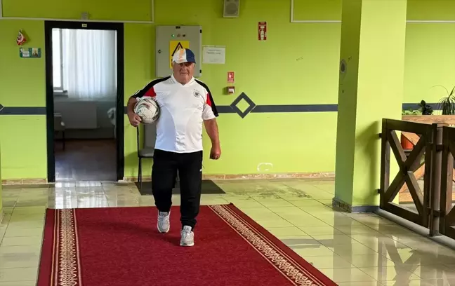 Futbola Aşkıyla Yaşlanıyor: 'Maradona Kamil'