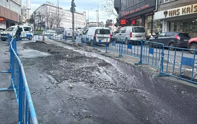 Güngören'de Yol Çökmesi ve Kanalizasyon Patladı, Esnaf Mağdur