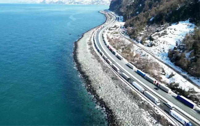 Gürcistan'daki Kar Yağışı Sarp Sınır Kapısı'nda Tır Kuyruklarına Neden Oldu