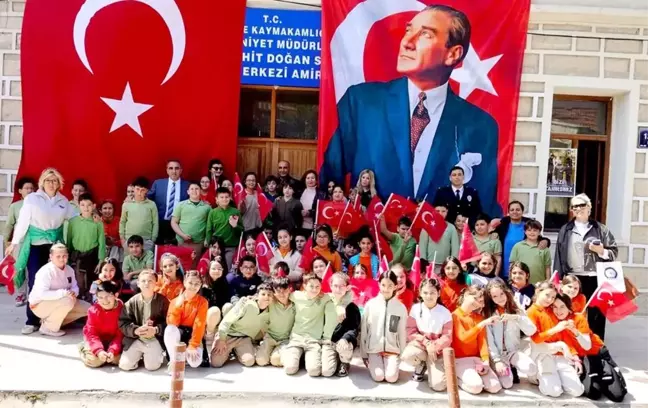 Çeşme'de minik kalplerden polislere anlamlı ziyaret