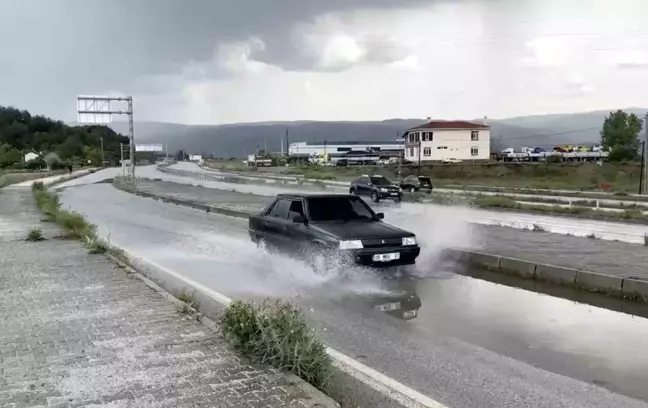 Tosya'da Kuvvetli Sağanak Yağış Sürücülere Zor Anlar Yaşattı