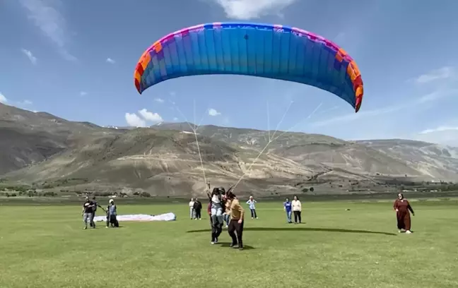 Erzincan'da Engelli Kız Çocukları Yamaç Paraşütü Uçuş Keyfi Yaşadı