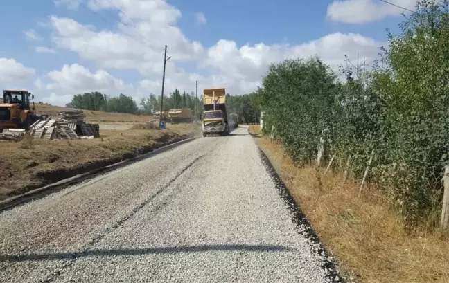 Yıldızeli'nde Köy Yollarında Asfaltlama Çalışmaları