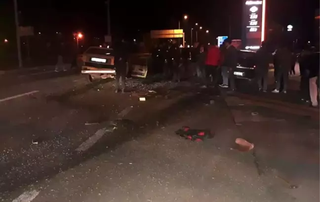 Otomobiller Çarpıştı: 1 Ölü, 2 Yaralı