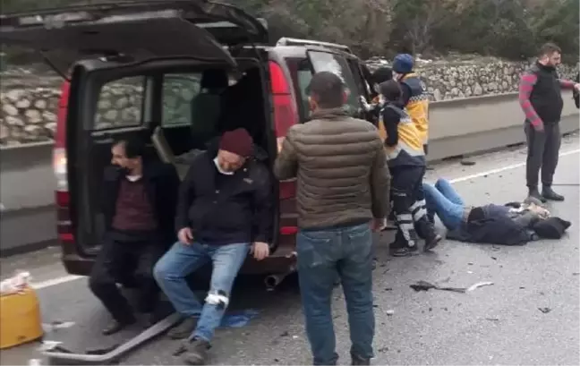 İnşaat işçilerini taşıyan araç önce TIR'a, sonra bariyerlere çarptı; 9 yaralı