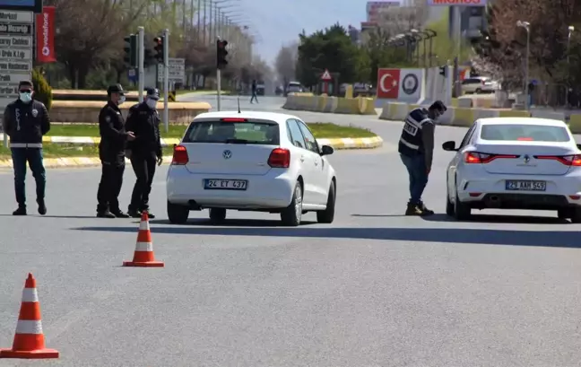 Erzincan'da hafta içi yoğunluk olan caddeler kısıtlamayla sessizliğe büründü