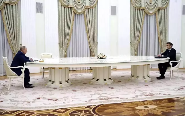 Macron, PCR testini reddettiği için görüşme dev masada yapıldı
