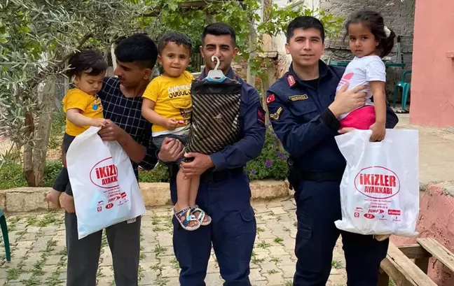 Son dakika haberi... Manisa'da jandarma personelinden 60 çocuğa bayramlık hediye