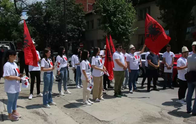 Kuzey Makedonya'daki Yunanistan Büyükelçiliği önünde 