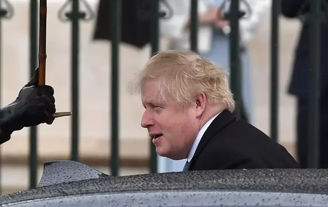 Eski İngiltere Başbakanı Boris Johnson, kısıtlamaları çiğneyerek parti vermesi nedeniyle parlamentoya girişi yasaklandı