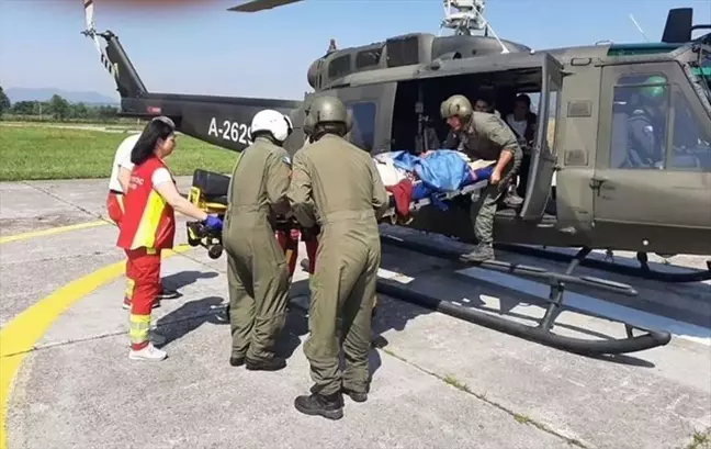 Bosna Hersek Savunma Bakanlığına bağlı helikopter, Srebrenitsa soykırımının 28'inci yıl dönümü vesilesiyle düzenlenen 'Barış Yürüyüşü' etkinliğine katılan Türk vatandaşına ilk yardım müdahalesi yaptı