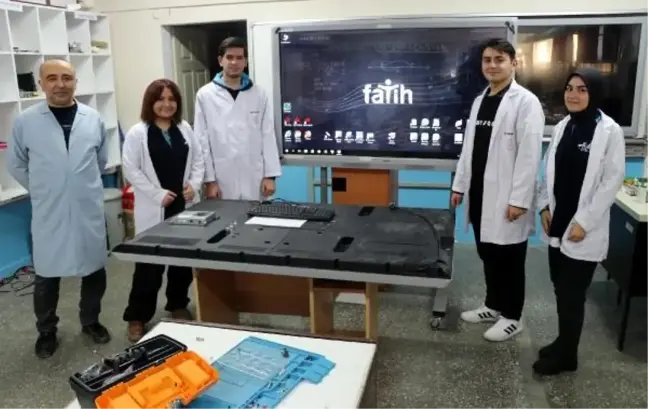 Kayseri'deki Okullarda Akıllı Tahta Bakımı ve Onarımı Öğrenciler Tarafından Yapılıyor