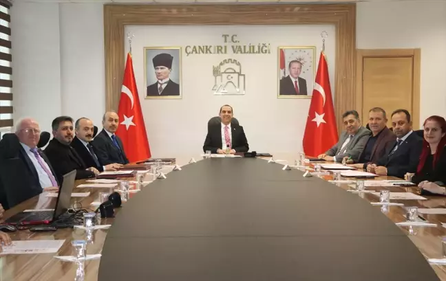 Çankırı'da başlatılan 'Bir Pati de Sen Tut' projesiyle sahipsiz köpeklerin rehabilitasyonu yapılarak sokakların güvenli hale getirilmesi hedefleniyor