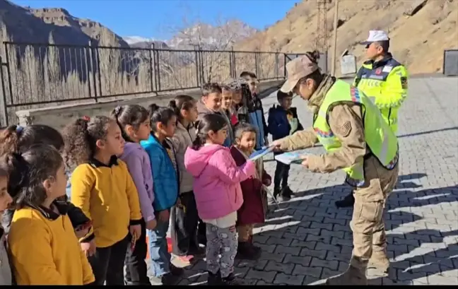 Hakkari'de Jandarma Ekiplerinden Öğrencilere Trafik Eğitimi