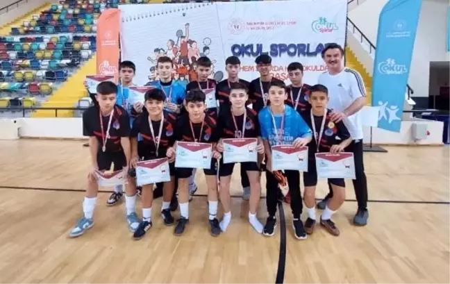 Moymul Ortaokulu Futsal Takımı Bölge Şampiyonasında Zaferle Yarı Finale Yükseldi