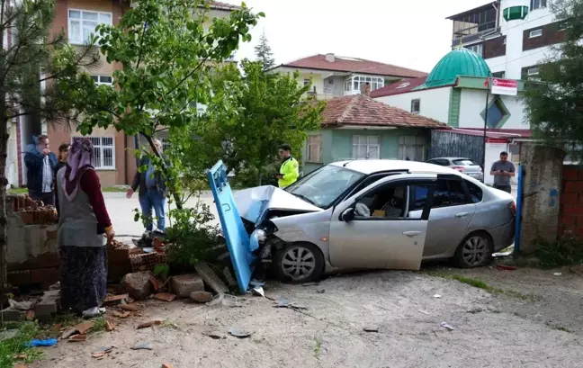 Kırıkkale'de Otomobilin Bahçe Duvarına Çarpması Sonucu 2 Yaralı